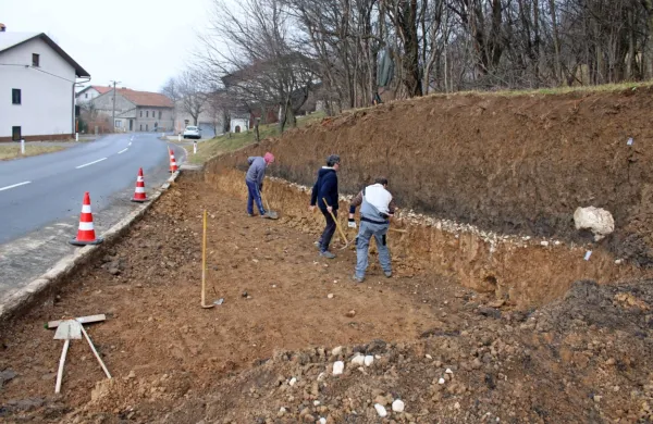 Arheologi domnevajo, da so odkrite arheološke ostaline v Višnjah 
del državne rimske ceste, ki je vodila iz Akvileje (Ogleja) v Emono 
(Ljubljano).    