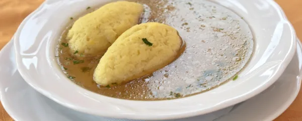 Kokošja juha z zdrobovimi žličniki bo ustavila prehlad in gripo.