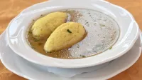 Kokošja juha z zdrobovimi žličniki bo ustavila prehlad in gripo.
