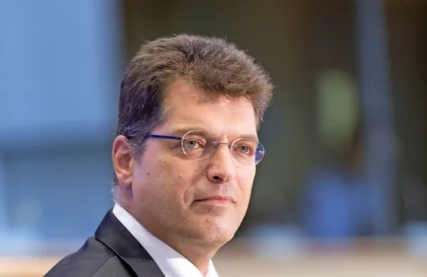 Ponujena sporazumna predložitev arbitražnega spora Sodišču EU 
na podlagi 273. člena pogodbe o delovanju EU je dobra možnost, 
je danes v Bruslju ocenil evropski komisar Janez Lenarčič. 