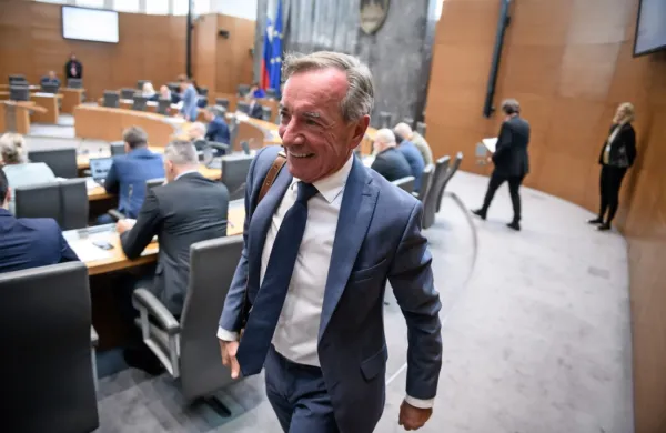 Podpredsednik SAB in nekdanji kohezijski minister Iztok Purič je 
odstopil s podpredsedniške funkcije in izstopil iz stranke.
