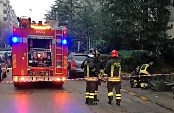 V Ulici Capodistria v Trstu je  eksplodiral jašek in ob tem 
poškodoval pločnik.