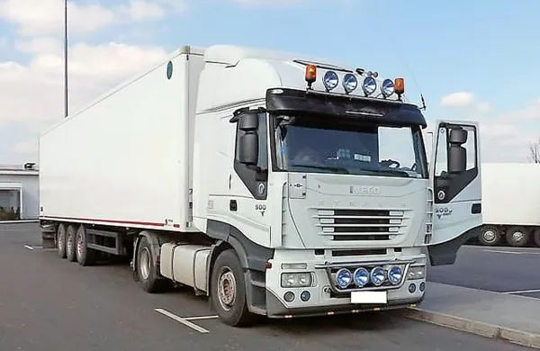 Neznanec je v noči na nedeljo poskušal vlomiti v osem tovornjakov iveco, vstopiti mu je uspelo v tri (fotografija je 
simbolična).