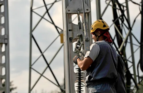 Veter povzroča težave tudi v oskrbi z elektriko