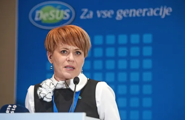 Po besedah predsednice Aleksandre Pivec je preveč odprtih 
vprašanj, vsebinskih kot ideoloških, da bi že danes lahko govorili 
o tem, katera od obeh možnosti je zanje bolj realna.