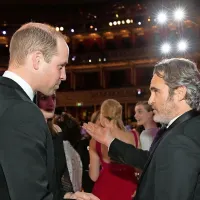 Joaquin Phoenix (desno)  in princ William sta se po podelitvi 
zadržala v pogovoru. 