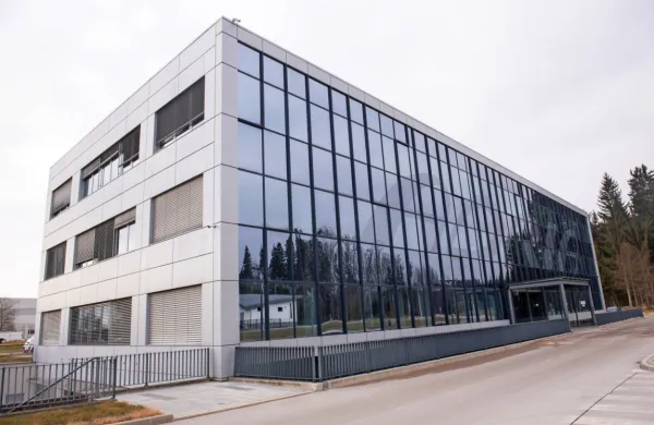 Stečajna masa letalskega prevoznika Adria Airways znaša okoli 6,2 
milijona evrov. Več kot polovico obsega stavbna pravica na 
upravni stavbi na brniškem letališču, med premoženjem pa so še 
blagovna znamka, simulator letenja ter delež v Adriini letalski 
šoli.