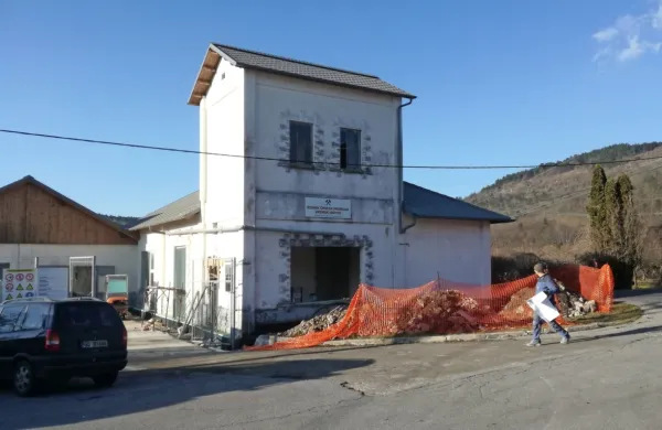 Z obnovo rudni&scaron;kega poslopja na pol poti