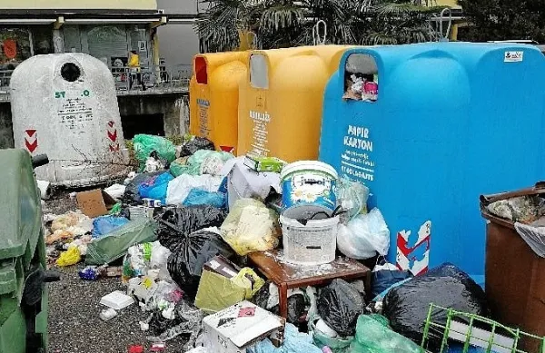 Ekološki otoki so najbolj nastlani v Ulici Gradnikove brigade. Odslej jih bodo bolj čistili, a tudi strogo 
nadzirali odlaganje. Župan napoveduje, da bodo nevestne kaznovali.