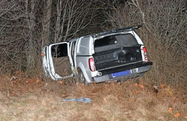 Voznik hrvaškega terenca je s   predrtimi gumami uspel pripeljali do travnika,  kjer je ustavil med drevesi, nato pa se je pognal v beg. 