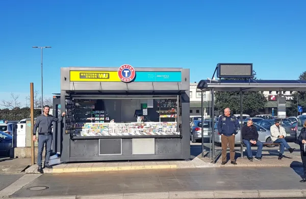 Rolete kioska  na avtobusni postaji pri koprski tržnici je dvignil 
domačin Boris Gaberc.