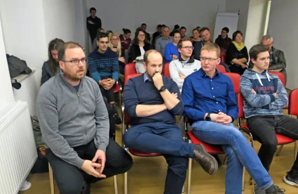 Mladi so prisluhnili rezultatom ankete, ki naj bi privedla do 
programa zanje in v glavnem molčali.