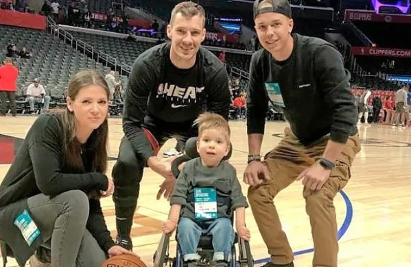 lovenski košarkarski zvezdnik Goran Dragić se je v Los Angelesu, 
kjer je gostoval s svojim Miamijem, pred tekmo v Staples Centru 
srečal še s Krisom in njegovo družino. 
