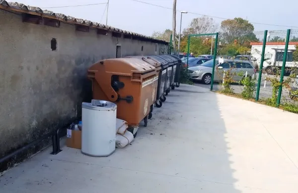 Opažajo vse več nepravilno odvrženih kosovnih in gradbenih odpadkov