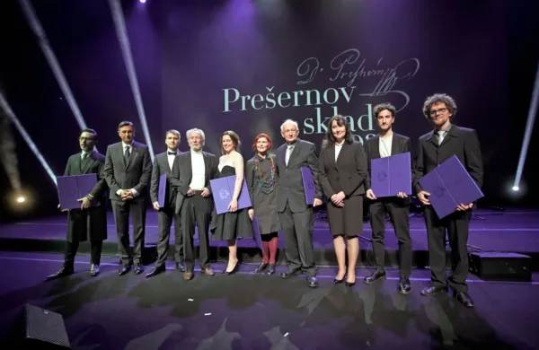 V središču pozornosti so bili nagrajenci Prešernovega sklada za 
umetniške dosežke v zadnjih treh letih: režiser Rok Biček, 
kostumograf Alan Hranitelj, igralka Nina Ivanišin, akordeonist 
Luka Juhart, prevajalka Suzana Koncut in grafični oblikovalec Nejc 
Prah.