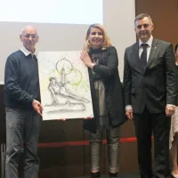 Vodja slovenske olimpijske delegacije za Tokio 2020 Miro Cerar  je 
za 80. življenjski jubilej prejel sliko domače ustvarjalke Jane 
Korečič. 