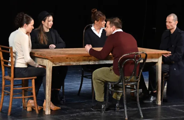 V predstavi Samo konec sveta igrajo (z leve) Tina Gunzek, Sara Gorše,  Maja Blagovič,  Primož Forte in Romeo Grebenšek. 