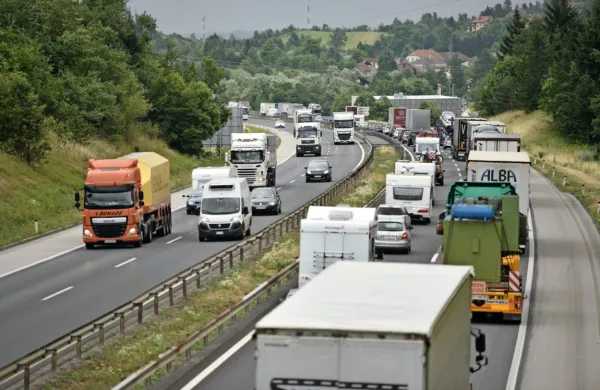 Kolona vozil na odseku med Uncem in Postojno je po  navedbah 
prometno-informacijskega centra dolga osem kilometrov. Fotografija je simbolična.