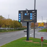 V okviru projekta Sumport so v Kopru postavili tri elektronske 
informativne table s podatki o številu prostih parkirnih mest. 