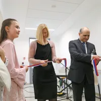 Nov oddelek sta odprla predstojnica Sonja Šinigoj Cijan in v.d.  
direktorja bolnišnice Radivoj Nardin.
