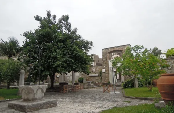 Strežba pijače in prigrizkov je predvidena tako na zgornjem kot na 
spodnjem delu muzejskega vrta.