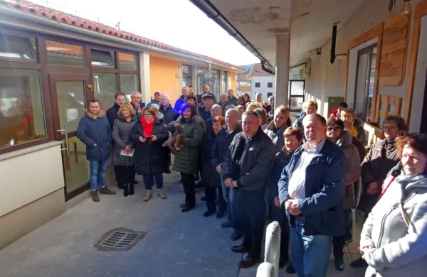 V prehodu pri občinski stavbi se bodo zdaj zbirali člani društva upokojencev Hrpelje-Kozina. 