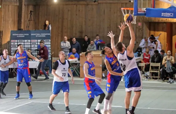Eksotična lokacija portoroškega skladišča soli je gostila vrhunski 
mednarodni turnir v ulični košarki. 