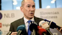 Janez Janša je v pismu, s katerim je predsednike drugih strank 
povabil k pogovorom, napovedal, da bi se pogovori med tistimi ,ki 
so pripravljeni na sodelovanje, lahko nadaljevali v torek. 