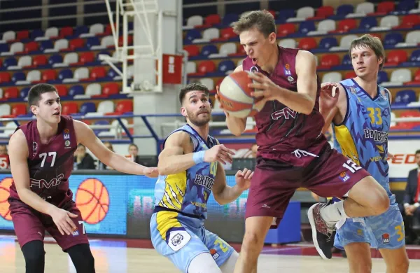 Koprčani (v modrih dresih, desno je najboljši strelec Marko 
Luković) so imeli moči le za 25 minut igre. 