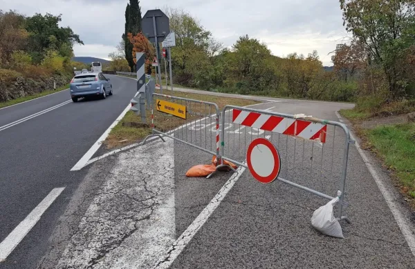 Na državni cesti 55 pri naselju Sabliči so 35-letno pobeglo voznico 
iz okolice Nove Gorice ustavili italijanski policisti.  