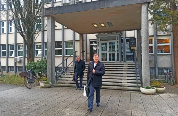 Dušan Črnigoj in njegov odvetnik Danilo Grilj (desno) sta danes 
zadovoljna zapustila novogoriško okrožno sodišče.