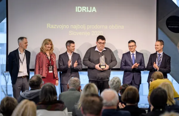 Zlati kamen za najbolj razvojno prodorno občino Idriji
