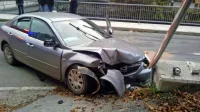 

Mazda 6, v kateri se je peljalo pet mladih,  se je  zarila v vogal betonskega podpornega zidu.