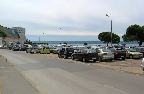 Na Fornačah bo poslej parkiralo 76 lastnikov parkirnih abonmajev 
manj, saj so jim v Okolju Piran abonmaje izklopili. 