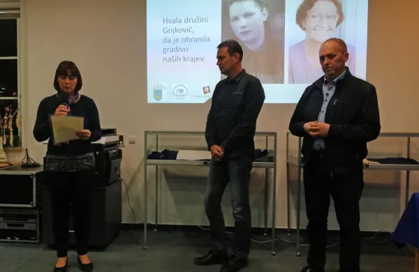 Tadeja Raspor iz knjižnice  se je zahvalila za podarjeni vpisni knjigi 
Miru Gojkoviču (na sredini). Na desni je kustos  Ivan Simčič.
