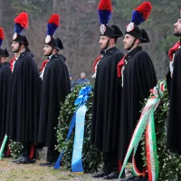 Slovesnosti pri Bazovici ob italijanskem dnevu spomina na fojbe 
se je udeležilo več visokih predstavnikov oblasti in približno 500 
ljudi.