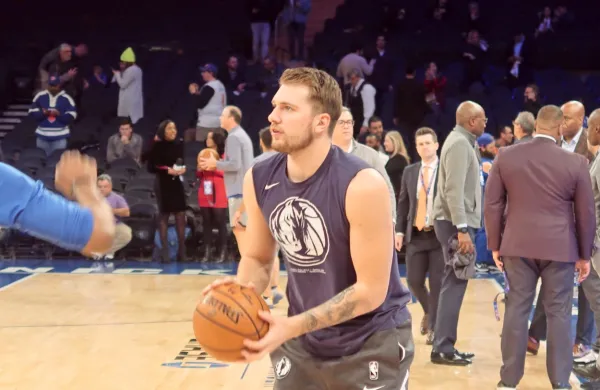 Slovenski košarkarski zvezdnik Luka Dončić je vse bližje vrnitvi v 
kader Dallas Mavericks v severnoameriški košarkarski ligi NBA, 
poroča ESPN.