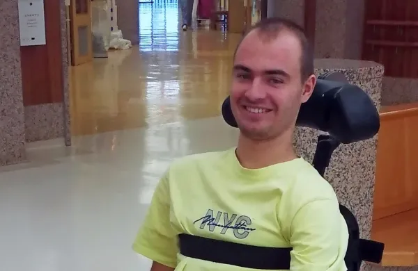 Aljoša Habjan okreva v rehabilitacijskem inštitutu Soča, ob 
njegovi vrnitvi v domače okolje pa so bo družina soočila z visokimi 
stroški za prilagoditev prostorov potrebam tetraplegika.