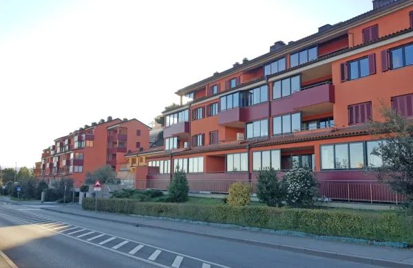 Koprska občina ima prek  stanovanjskega sklada v lasti  štirisobno 
protokolarno stanovanje  v soseski Semedelski razgledi.