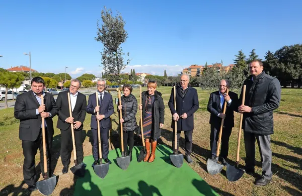 Za lopate so danes v Izoli poprijeli (z leve) državni sekretar Jernej 
Štromajer, izolski župan Danilo Markočič, minister za izobraževanje Jernej Pikalo, direktorica inštituta Andreja Kutnar, kmetijska 
ministrica Aleksandra Pivec, direktor Slovenskih državnih gozdov 
Zlatko Ficko, podpredsednik državnega zbora Branko Simonovič 
in direktor Komunale Izola Denis Bele.  