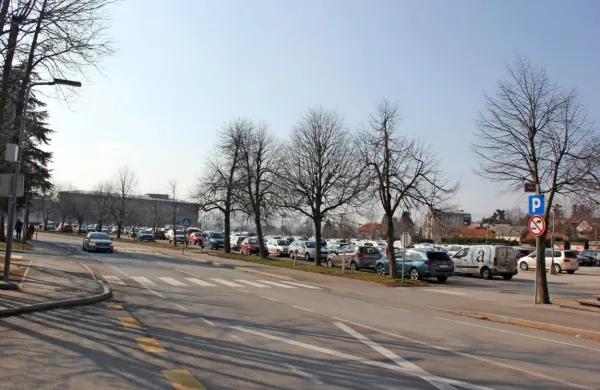 Konec maja lani je 83-letni Postojnčan na prehodu za pešce 
spregledal  moškega in z avtom trčil vanj. Pešec je dan  po nesreči 
v ljubljanskem kliničnem centru zaradi hudih poškodb glave 
umrl. 