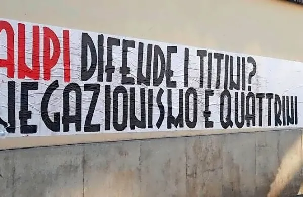 Italijansko neofašistično gibanje CasaPound je ponoči v več kot sto 
krajih po Italiji, tudi v Trstu, izobesilo nove napise v zvezi s 
fojbami, tokrat proti italijanskemu združenju partizanov (ANPI).