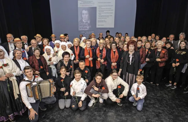 Na Škofijah so na predvečer kulturnega praznika prepevali, plesali, igrali, recitirali ... 