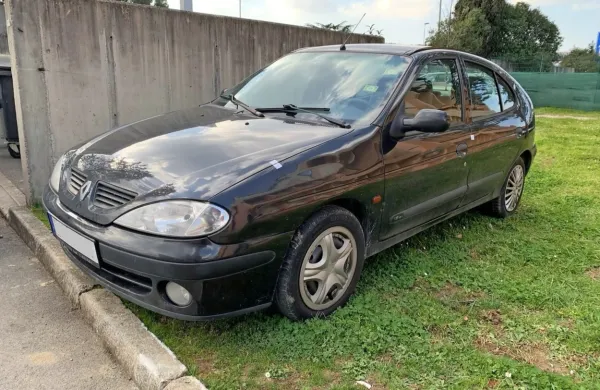   Policisti pozivajo  občane, naj na pokličejo številko 113 ali anonimni telefon 080 1200, če so v bližini svojih domov   opazili sumljivi  
renault megane, prve generacije, črne barve, z nameščenimi 
tujimi registrskimi tablicami. 