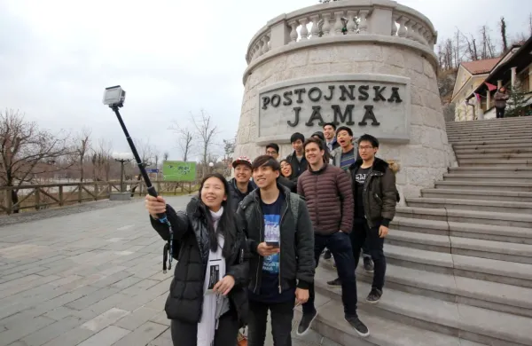 V Postojnski jami, kjer so azijski turisti lani predstavljali okoli 20 
odstotkov vseh obiskovalcev, v februarju vsakodnevno beležijo 
odpovedi. 