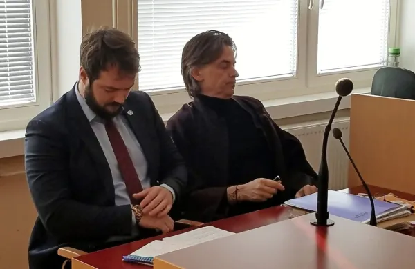 Za 30-letnega Sabastiana Abramova je danes pred Okrajnim 
sodiščem v Žalcu ponovno stekel sodni postopek zaradi suma 
goljufije na račun staršev njegovega pokojnega dekleta Sare 
Veber.