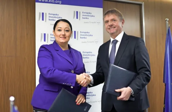 90 milijonov evrov vredno posojilno pogodbo za gradnjo druge 
cevi karavanškega predora sta podpisala podpredsednica EIB 
Liljana Pavlova in predsednik uprave Darsa Tomaž Vidic.