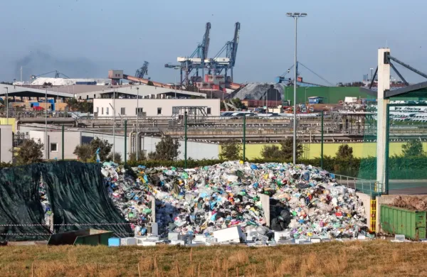 Na zbirnem centru Srmin se že nekaj časa kopiči 61 ton neprevzete  
mešane komunalne embalaže.