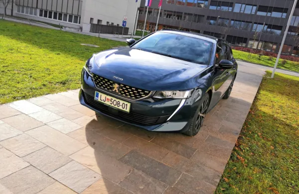 Peugeot 508 SW je v novi generaciji korenito prenovljen in precej 
bolj športno naravnan karavan. 