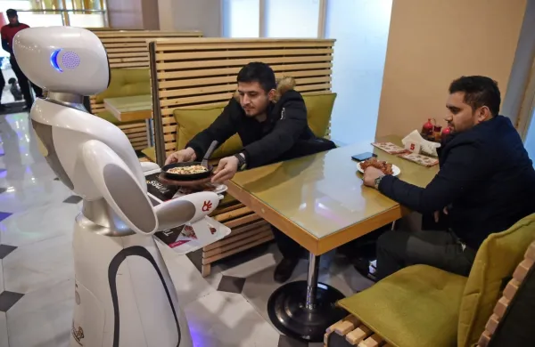 V Afganistanu gostom streže prva robotska natakarica